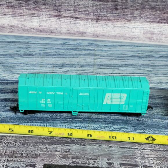 Vintage H.O scale Penn central & MEC train boxcars Turquoise and green - Picture 9 of 11